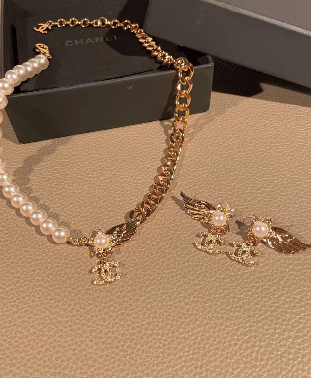 CHANEL🦋*
Necklace ❤️‍🔥
Earring❣️
Master quality 💯

With normal boxes 📦 
95 dhs🪙💕

With master box 🗃️ 
110 dhs🪙💕

Zain216
♥️♥️♥️