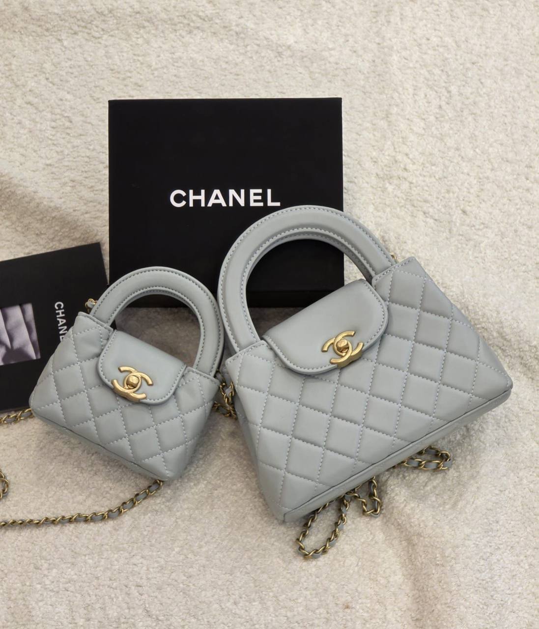 Chanel

 20Cm 
230 dhs🌺

 12Cm
170 dhs🌺

     WITH BOX
🎁🎁🎁

Zain131
♥️♥️♥️