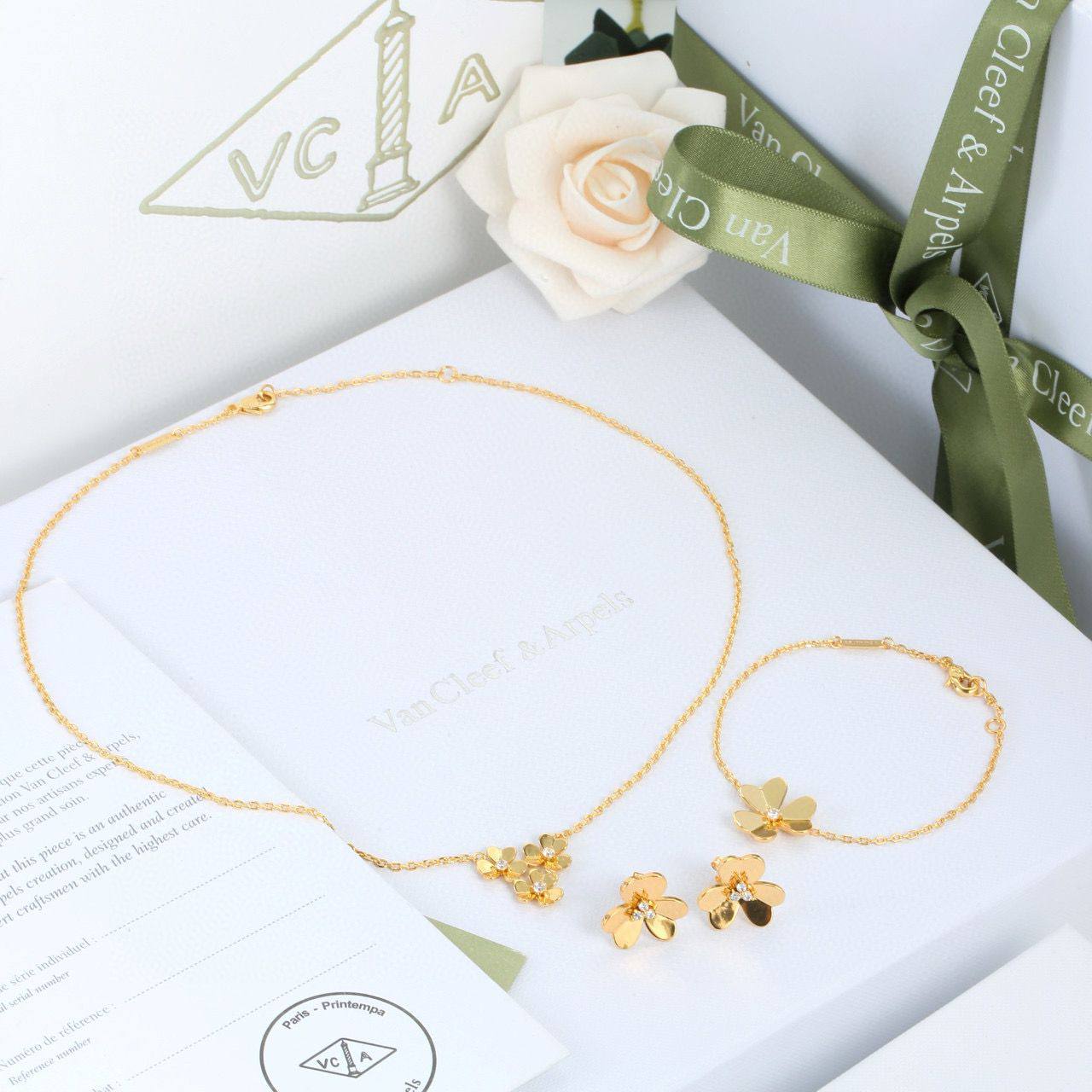 SET VCA 
Necklace Bracelet Earrings 
120 dhs🪙💕

Zain89
♥️♥️♥️