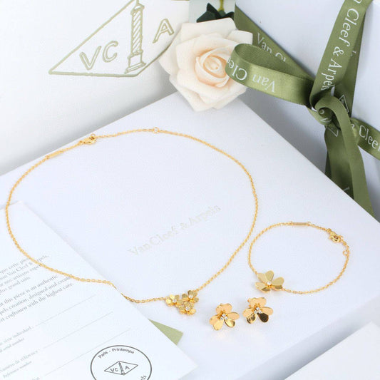 SET VCA 
Necklace Bracelet Earrings 
120 dhs🪙💕

Zain89
♥️♥️♥️