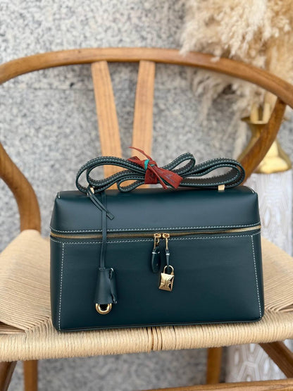 LORO PIANA
27cm
370 dhs🌺
Top quality 
With box🎁

Zain167
♥️♥️♥️