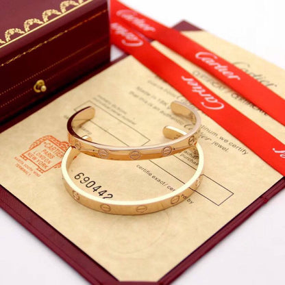 CARTIER MEN 
BANGLE 
55 dhs✅ 

WITH BOX AND PAPER BAG
🎁🎁🎁

Zain89
♥️♥️♥️