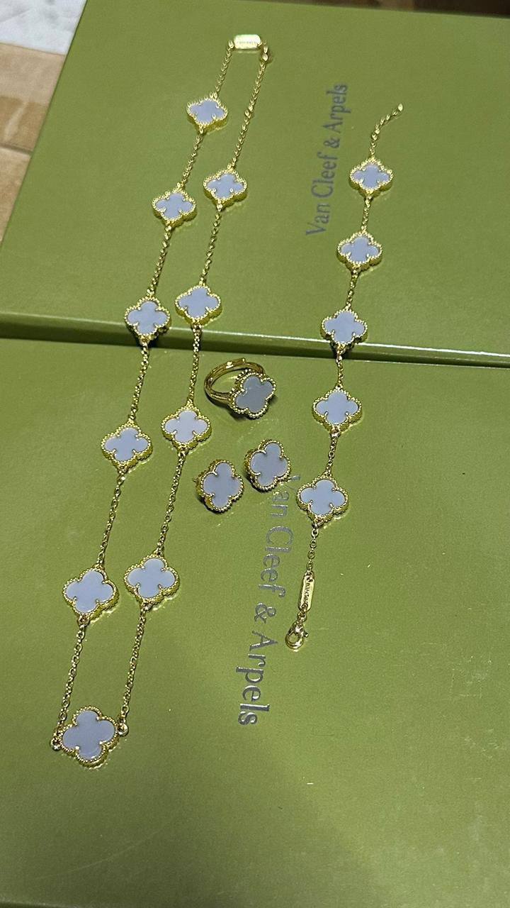 VCA set💥
*Stainless steel SET 💯*
Necklace ❤️‍🩹
Earring 🍁
Breslat ❣️
Ring 💍 free size
With normal boxes 📦 
And paper bag 🛍️
70 dhs🪙💕
With master box 🗃️ 
110 dhs🪙💕

Zain216
♥️♥️♥️