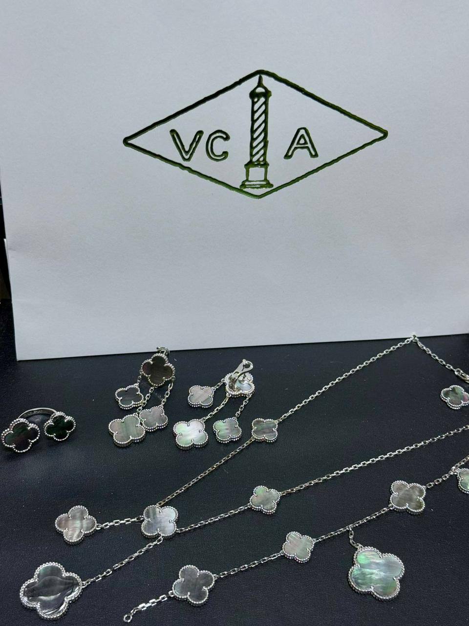 VCA SET ❤️‍🔥*
Necklace 🦋
Earring🌸
Ring 💍 free size 
Bracelet ✨
Master quality 💯
With normal boxes 🗃️ 
240 dhs🪙🌨️
With master box 📦 
290 dhs🪙🌨️

Zain216
♥️♥️♥️