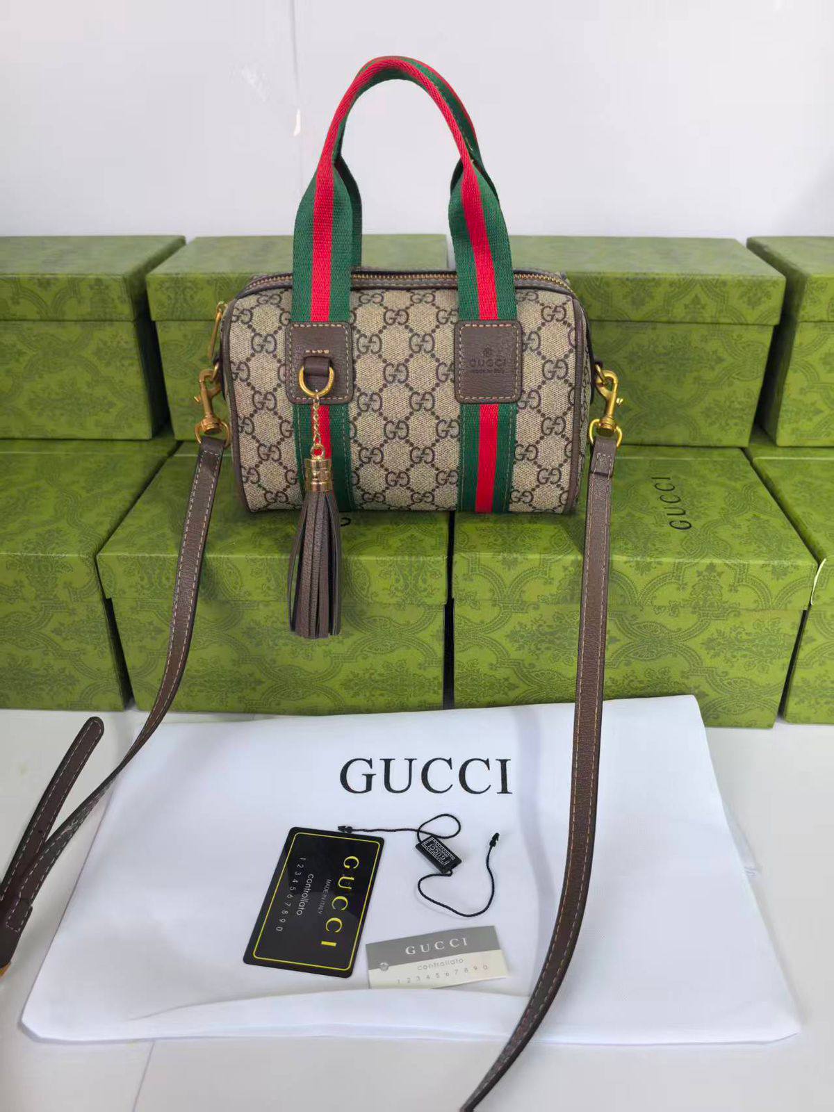 Gucci   

95 dhs👑

with box 
🎁🎁🎁

Good quality 

Zain253
♥️♥️♥️