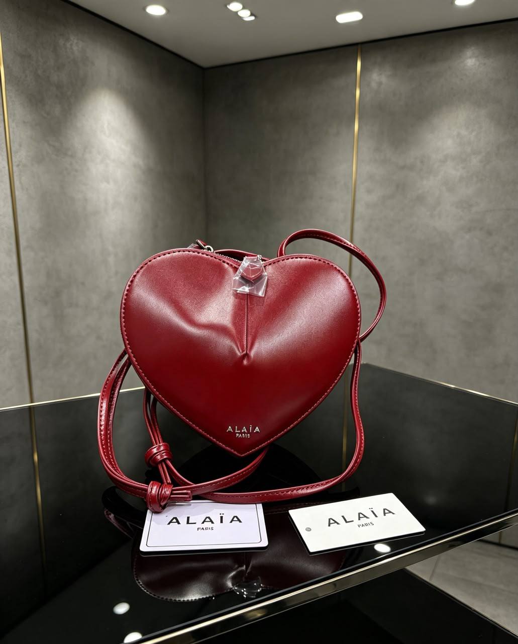 Alaia
100 dhs🇦🇪🇦🇪
Size:21*18
With box

Zain07
♥️♥️♥️
