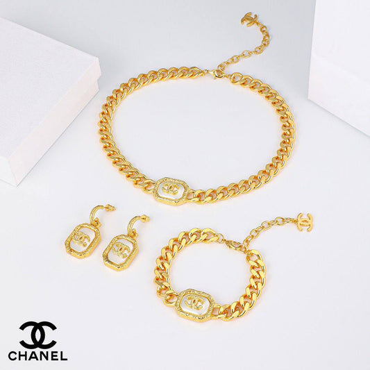 Chanel Set 
NECKLACE BRACELET EARRINGS 180 dhs🪙🌺

Zain89
♥️♥️♥️