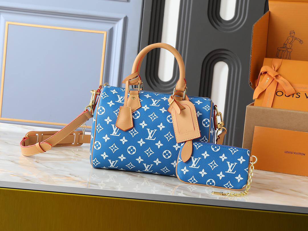 LV
with box  
🎁🎁🎁

size:30cm

120 dhs🇦🇪

Zain114
♥️♥️♥️