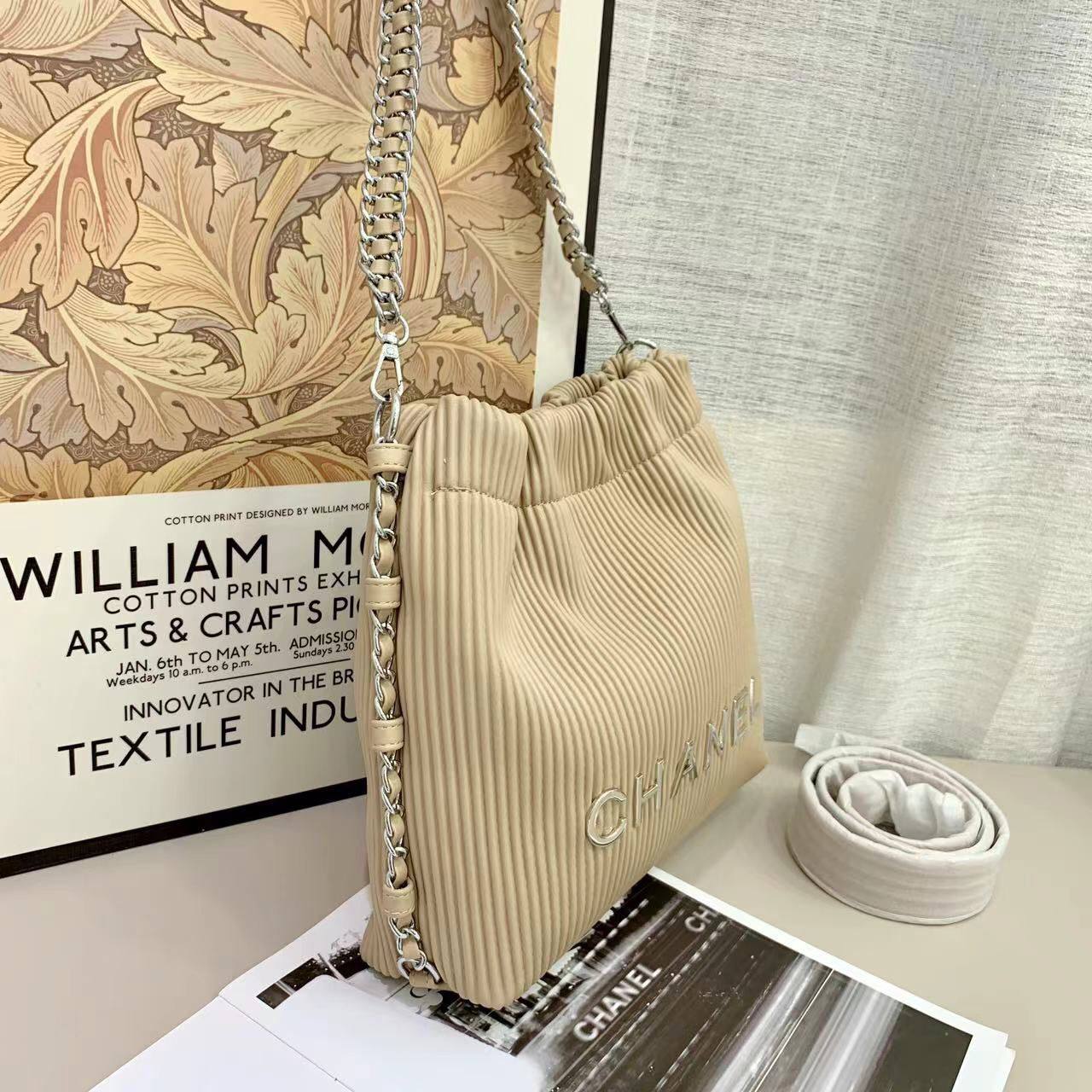 Chanel
95 dhs🪙🌨️
size 25cm

Zain26
♥️♥️♥️