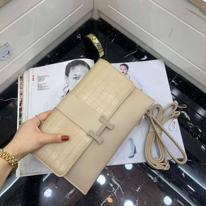 🎉  🎊 Clutch bag
Size : 26 *15 cm
45 dhs✅

Zain115
♥️♥️♥️