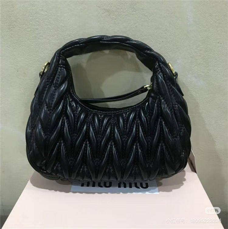 Miu Miu
25*18*7 cm

95 dhs🪙🌨️

With box
🎁🎁🎁

Zain17
♥️♥️♥️