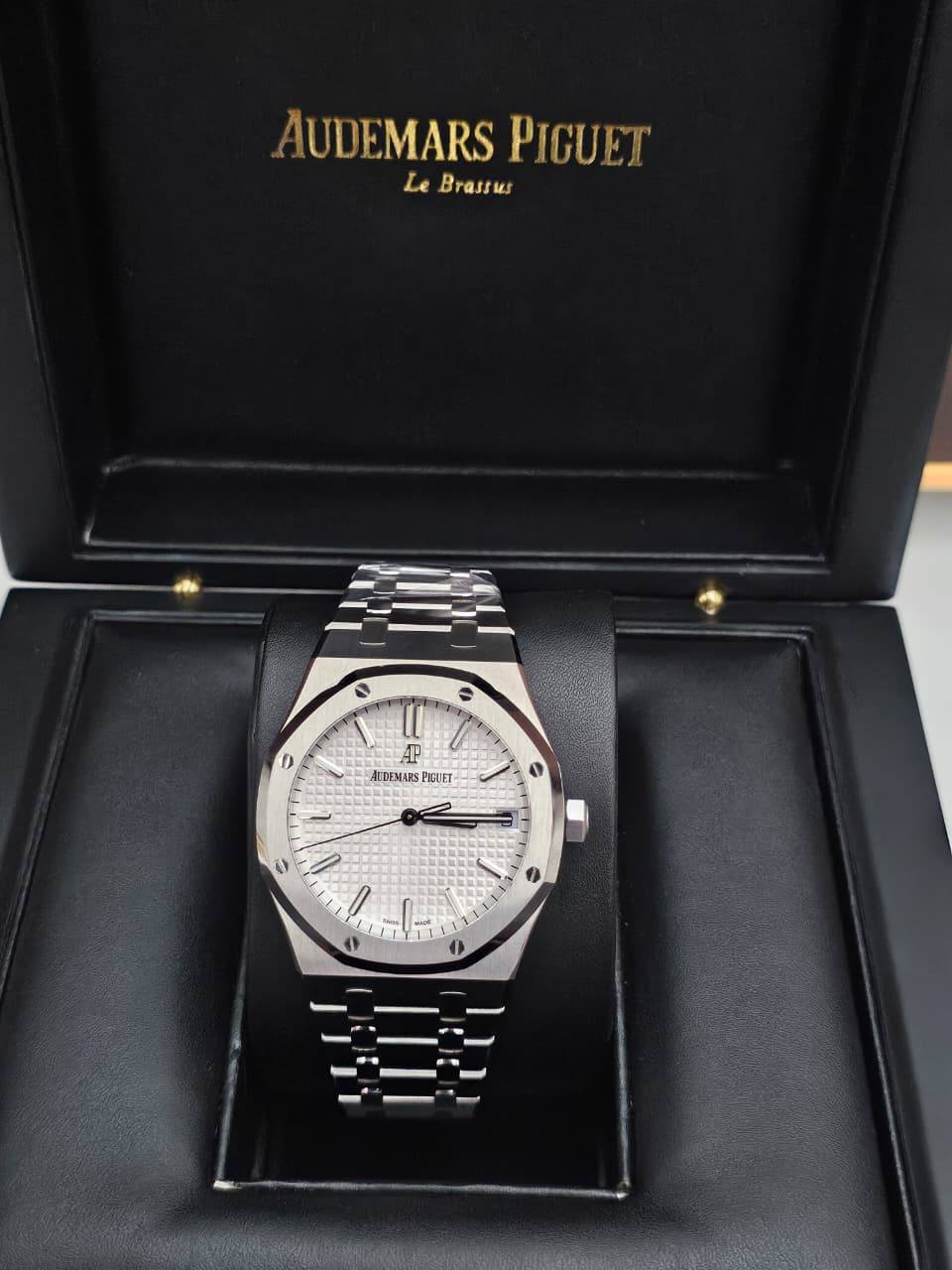 AUDEMARS PIGUET
ROYAL OAK CHRONOGRAPH
Swiss movement 🇨🇭
Water resistant 💧
Sapphire crystal 
Super Master quality 
With Original Box  📦
For Price 👇 WhatsApp✅
0568585901 
0507557372
0552275751 Owner Zain 👌

Zain282
♥️♥️♥️