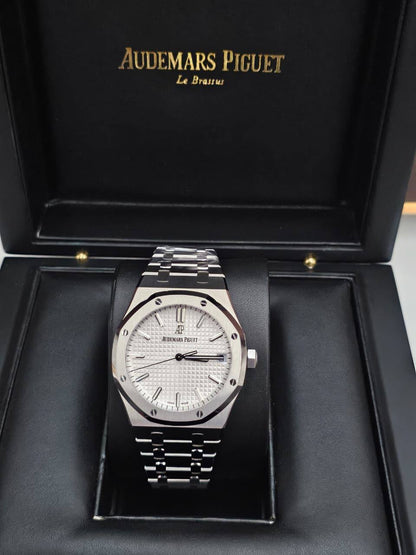 AUDEMARS PIGUET
ROYAL OAK CHRONOGRAPH
Swiss movement 🇨🇭
Water resistant 💧
Sapphire crystal 
Super Master quality 
With Original Box  📦
For Price 👇 WhatsApp✅
0568585901 
0507557372
0552275751 Owner Zain 👌

Zain282
♥️♥️♥️