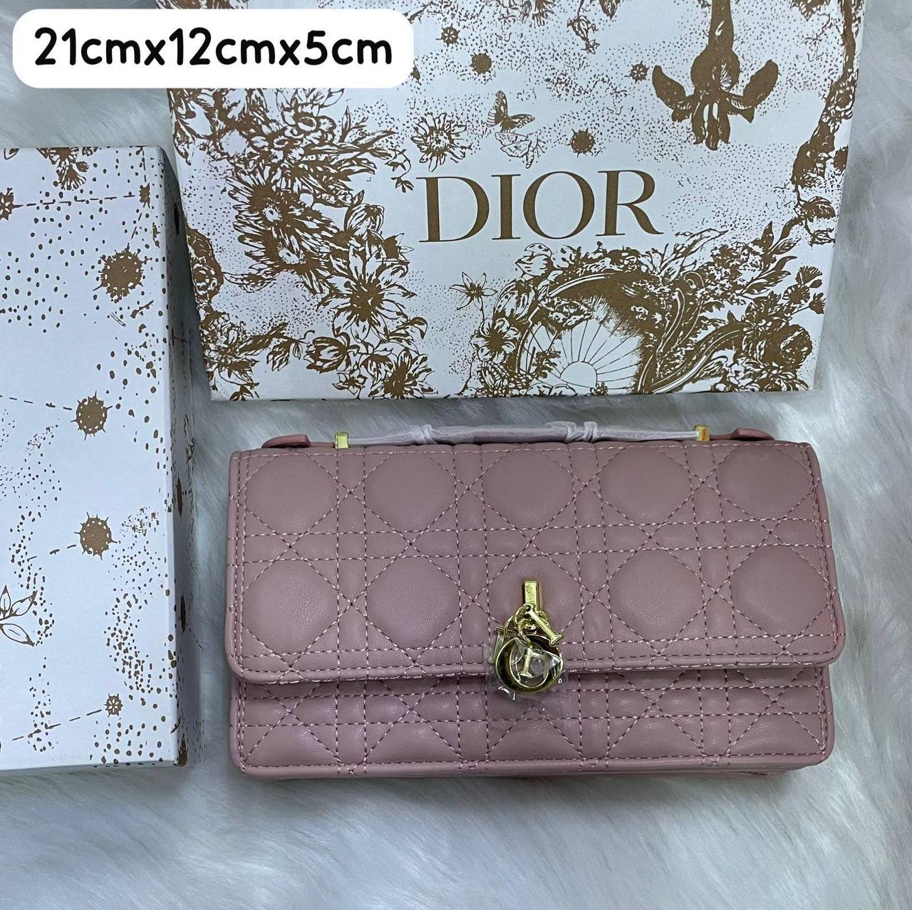 Dior

95 dhs✅ 

with box
🎁🎁🎁

Zain72
♥️♥️♥️