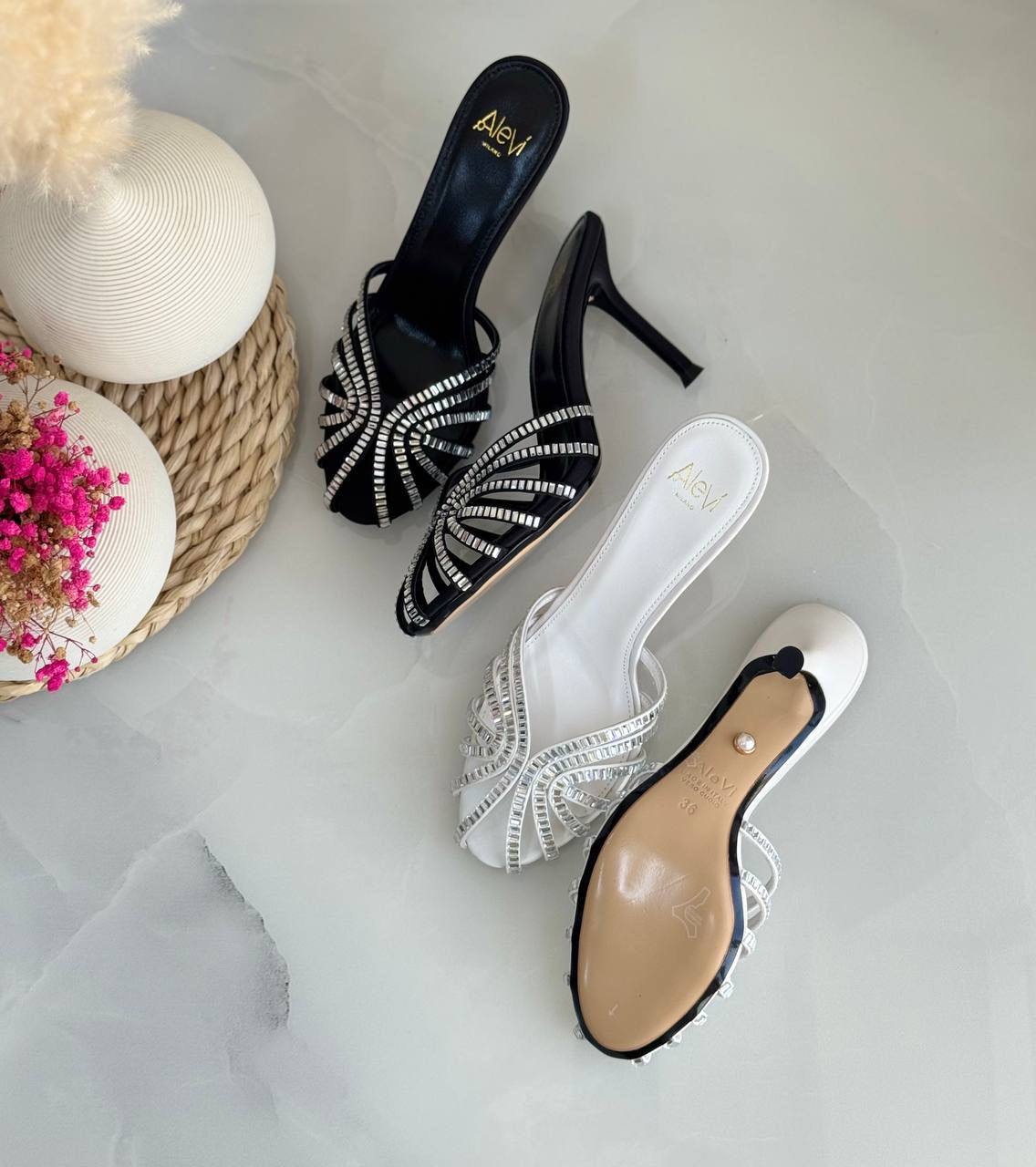 Alevi
*Vip quality* 
*Size:36 to 41* 
450 dhs✅

Zain113
♥️♥️♥️