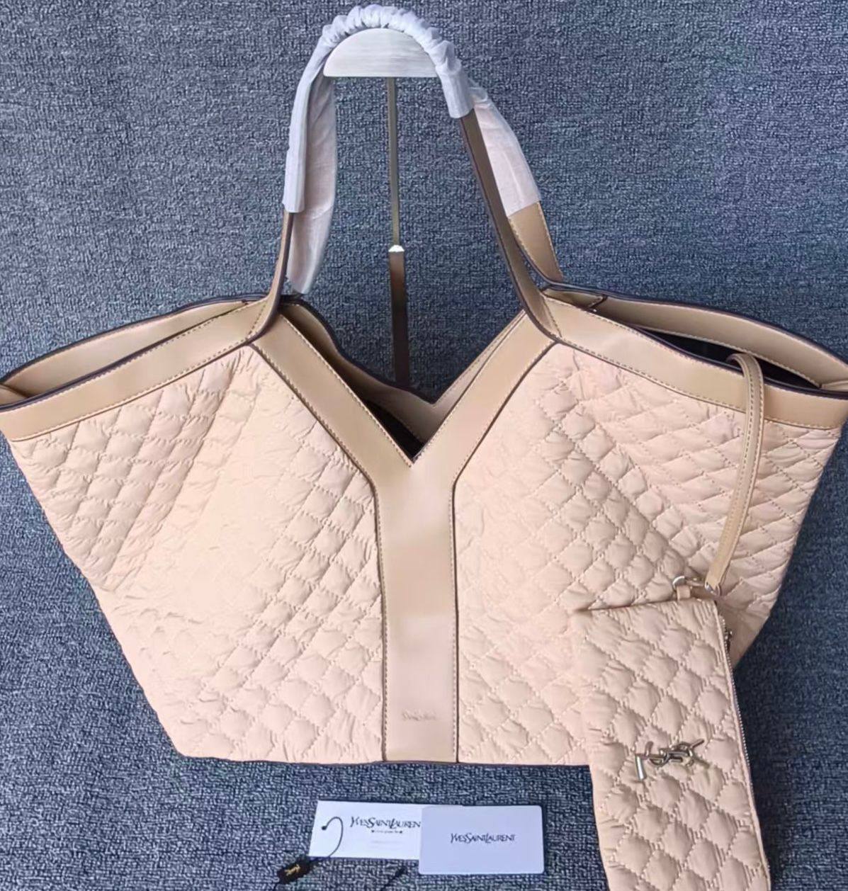YSL
GOOD QUALITY 
120 dhs✅

Zain39
♥️♥️♥️