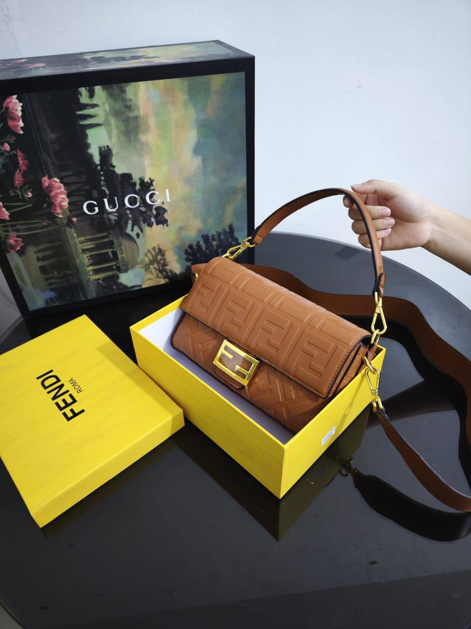 Fendi
110 dhs🇦🇪🇦🇪
with box
size 25cm
High quality

Zain26
♥️♥️♥️