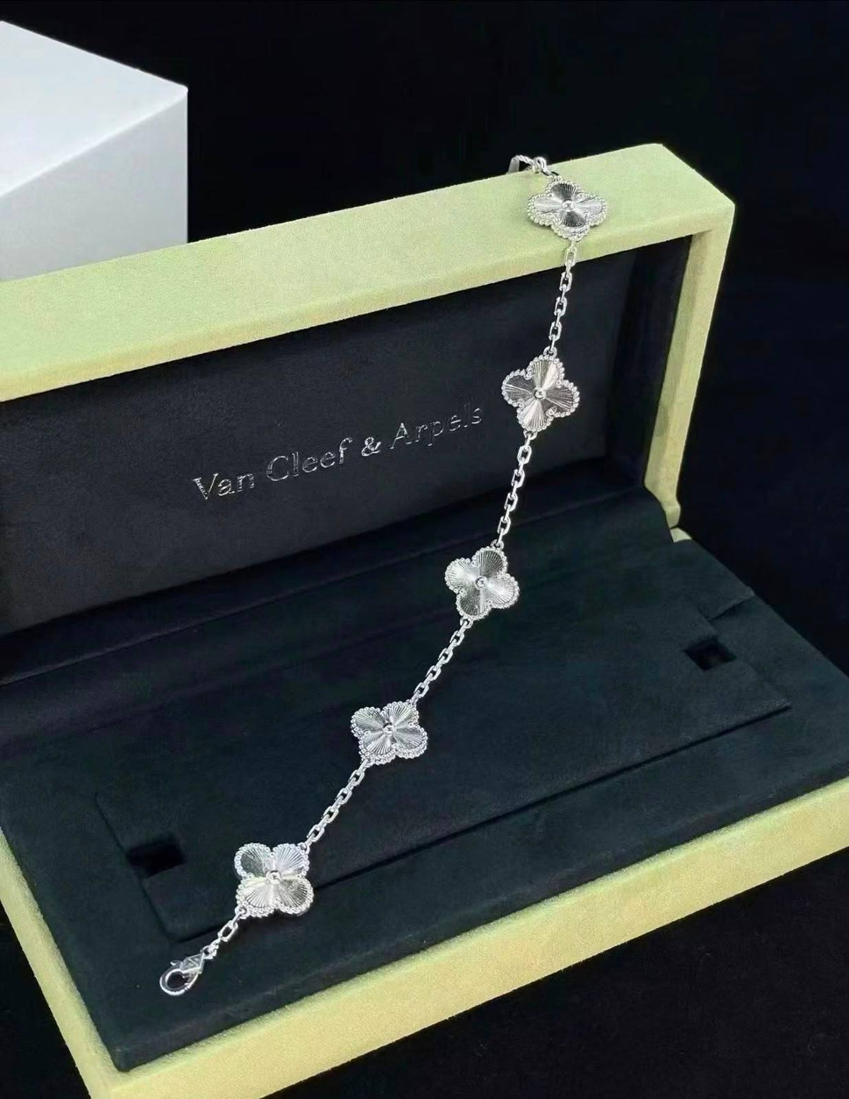 VCA 
Bracelet 😍
Rose gold 🦋
Master quality 💯
With normal boxes 🗃️ 
75 dhs🇦🇪🇦🇪🇦🇪

With master box 📦 
115 dhs🇦🇪🇦🇪🇦🇪

Zain216
♥️♥️♥️