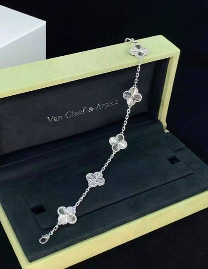 VCA 
Bracelet 😍
Rose gold 🦋
Master quality 💯
With normal boxes 🗃️ 
75 dhs🇦🇪🇦🇪🇦🇪

With master box 📦 
115 dhs🇦🇪🇦🇪🇦🇪

Zain216
♥️♥️♥️