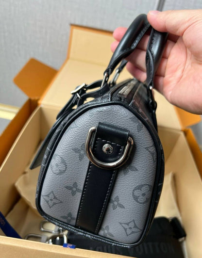 LV
COPY ONE 

WITH BOX 
🎁🎁🎁

170 dhs✅

Zain39
♥️♥️♥️