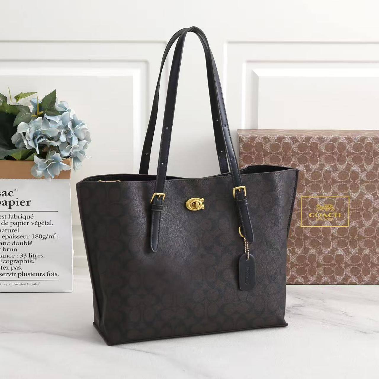 coach
120 dhs💓
Size34x27x20cm

Zain161
♥️♥️♥️