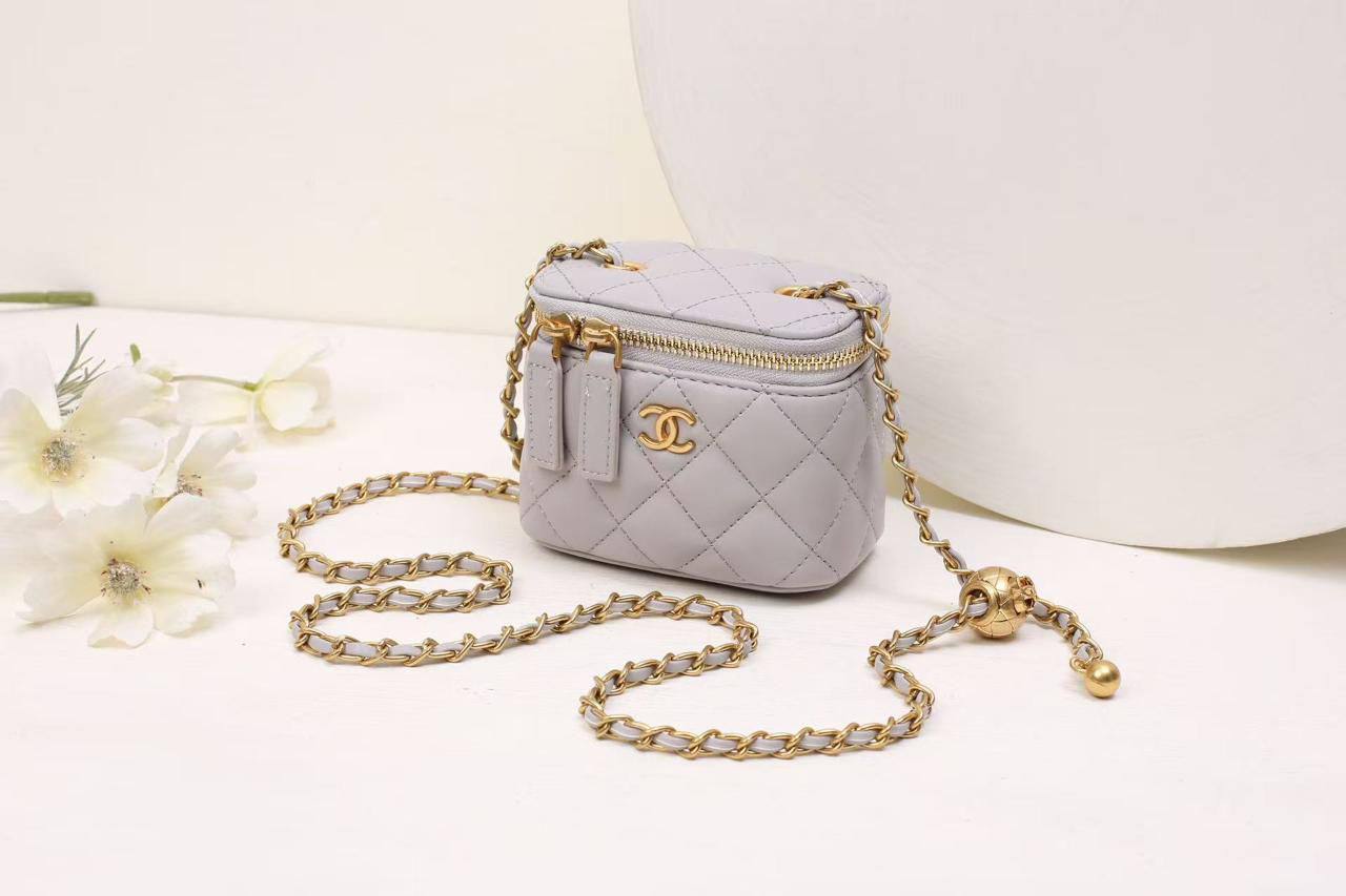 CHANEL 

NEW CAME GOOD QUALITY 
WITH BOX  
🎁🎁🎁

90 dhs🌺

SIZE: 12cm

Zain39
♥️♥️♥️