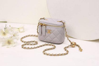 CHANEL 

NEW CAME GOOD QUALITY 
WITH BOX  
🎁🎁🎁

90 dhs🌺

SIZE: 12cm

Zain39
♥️♥️♥️