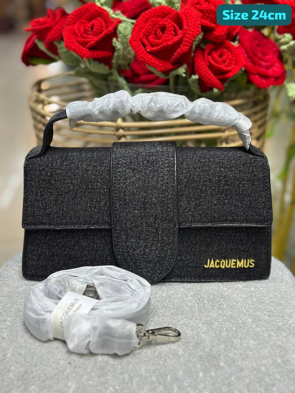 Jacquemus

Good quality 

with box 🎁🎁🎁

100 dhs🇦🇪

Zain186
♥️♥️♥️