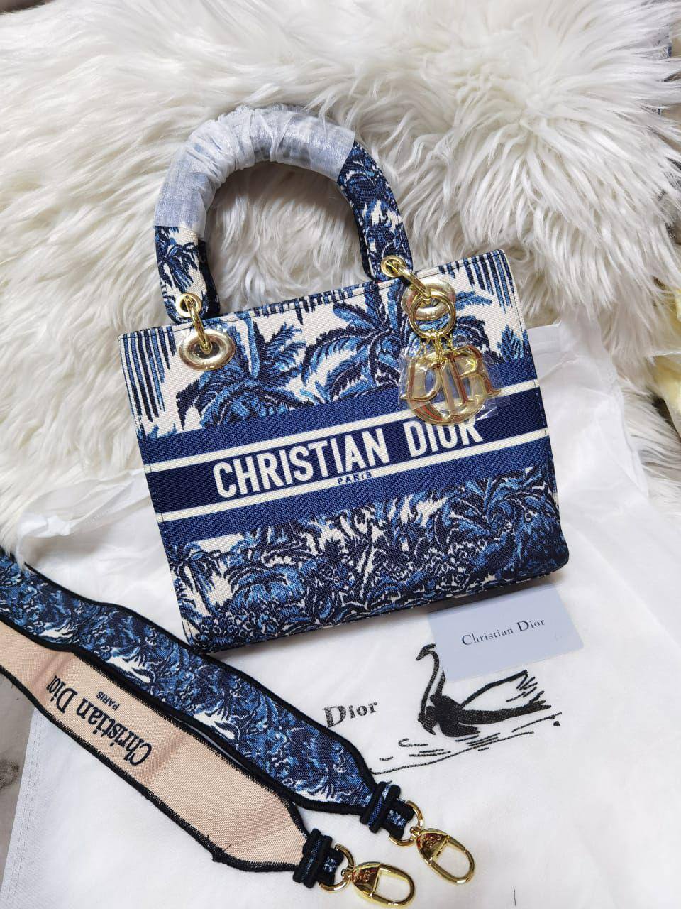 💗 Lady Dior
1⃣️ First quality
Size : 24 * 20 cm
85 dhs🇦🇪🇦🇪

Zain115
♥️♥️♥️