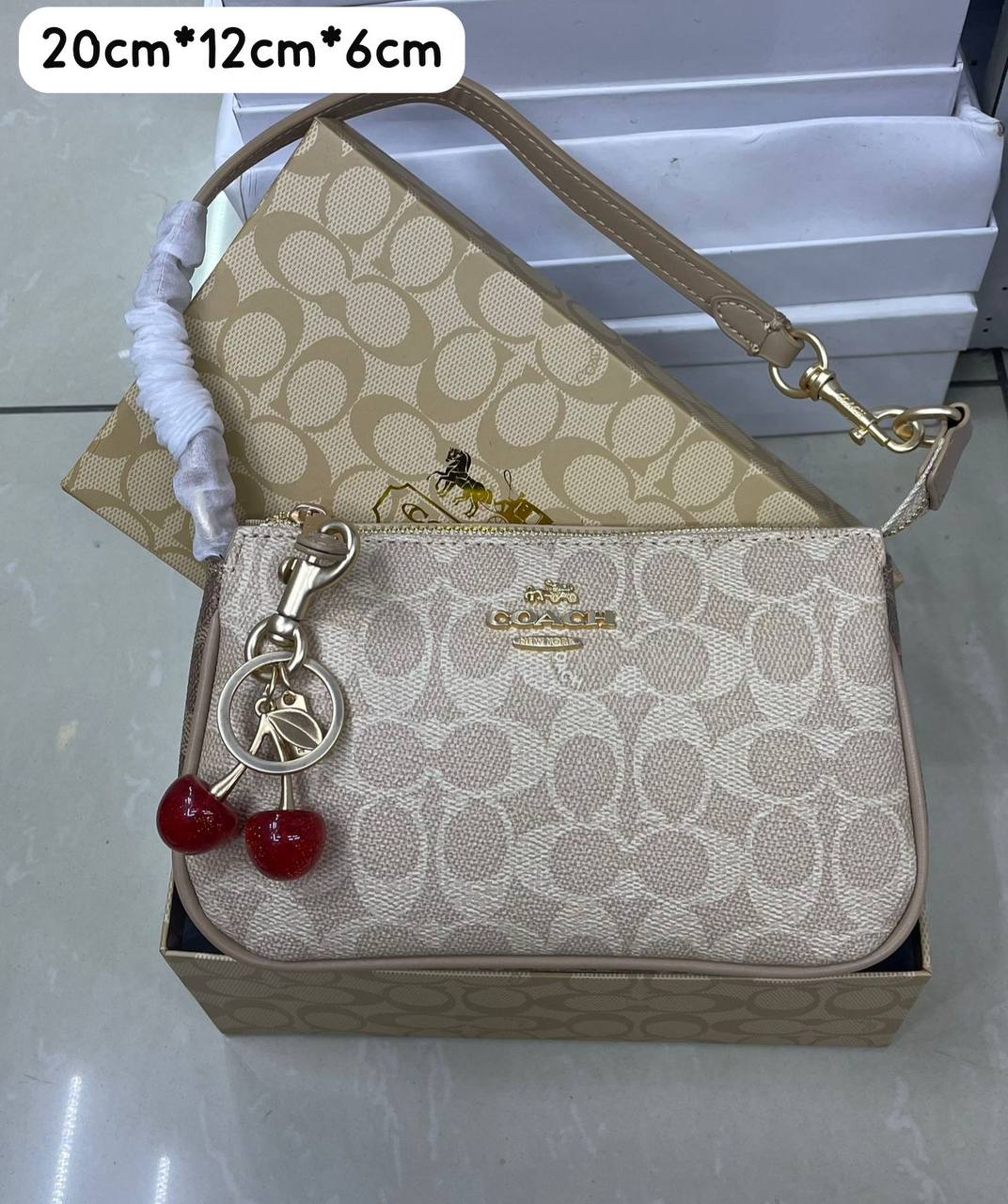 Coach

85 dhs✅ 

with box
🎁🎁🎁

Zain72
♥️♥️♥️