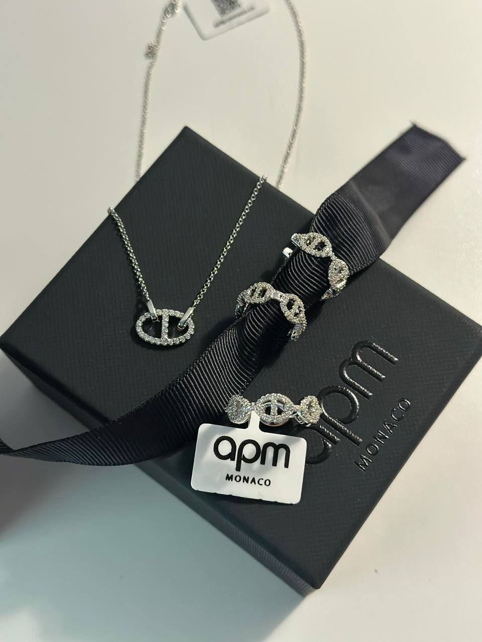 Apm SET ❤️‍🔥*
Necklace 🍁
Earring🌸
Ring 💍 size 6,7,8,9
Master quality 💯
With normal boxes 📦 
120 dhs✅
With master box 🗃️ 
130 dhs✅

Zain216
♥️♥️♥️