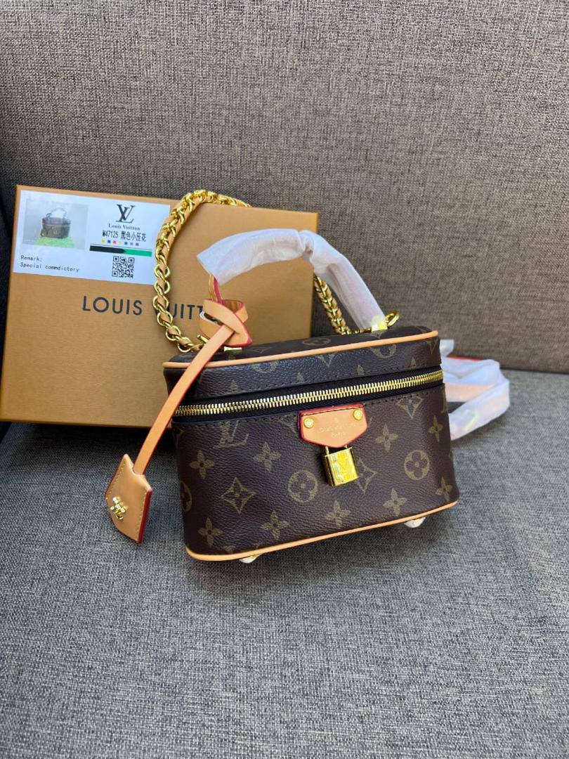 LV
95 dhs✅
with box
size 19cm

Zain26
♥️♥️♥️