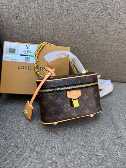 LV
95 dhs✅
with box
size 19cm

Zain26
♥️♥️♥️