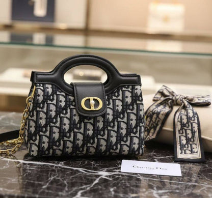 Dior
110 dhs🪙🌨️
With box 📦 
Size.  20cm. 

Zain175
♥️♥️♥️