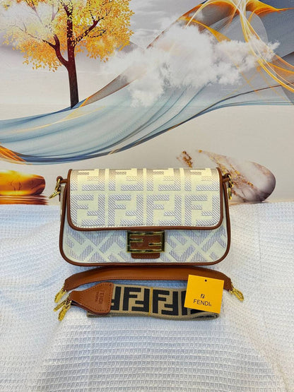 Fendi 
Best quality with box’s 
120 dhs✅
size 26 cm

Zain290
♥️♥️♥️