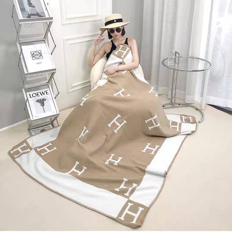 New collection 
Master 
Throw blanket in Merinos wool and cashmere (90%
rinos wool, 10% cashmere)
Size 135*170
👉🏽Blanket 
140 dhs🪙🌨️
👉🏽Pillows with feeling
80 dhs🪙🌨️

Zain99
♥️♥️♥️