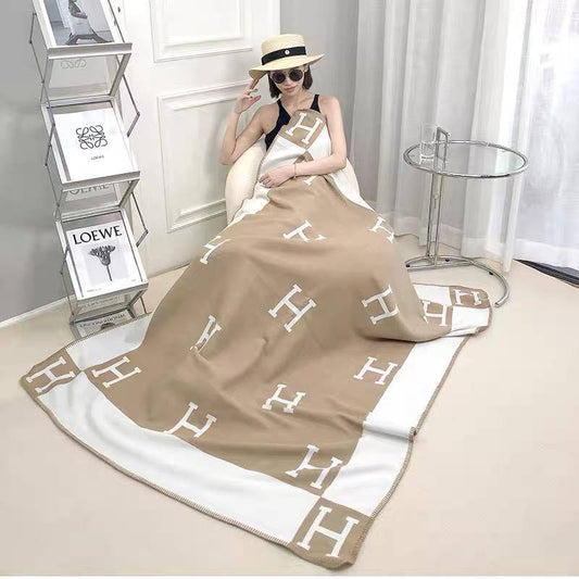 New collection 
Master 
Throw blanket in Merinos wool and cashmere (90%
rinos wool, 10% cashmere)
Size 135*170
👉🏽Blanket 
140 dhs🪙🌨️
👉🏽Pillows with feeling
80 dhs🪙🌨️

Zain99
♥️♥️♥️