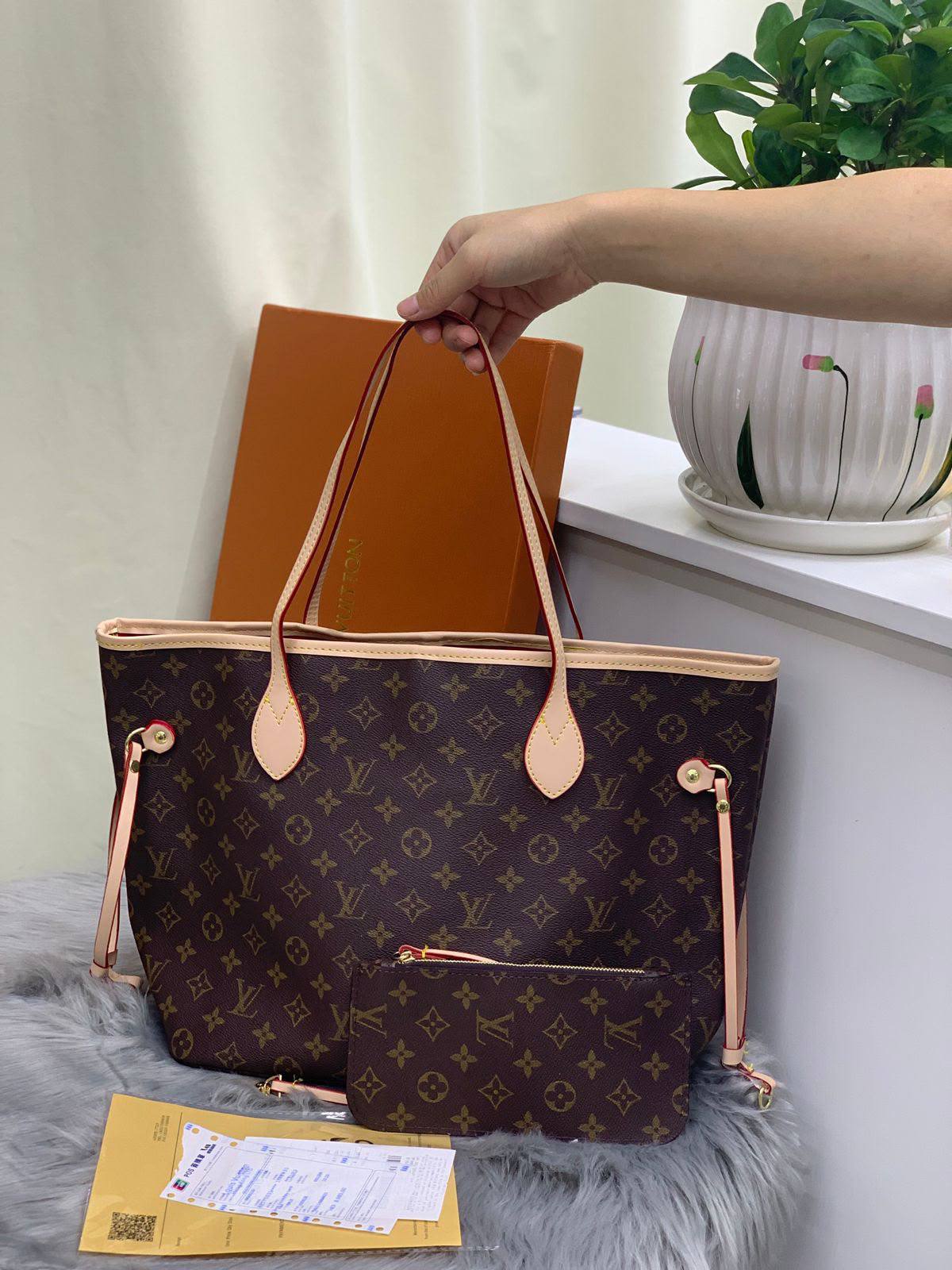 LV

SIZE 33CM

90 dhs🇦🇪🇦🇪
Withbox 

Zain244
♥️♥️♥️