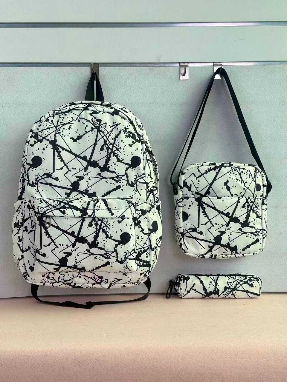 School bags
Is 1 pic 75 dhs💓 
Size 46*31 

Zain161
♥️♥️♥️