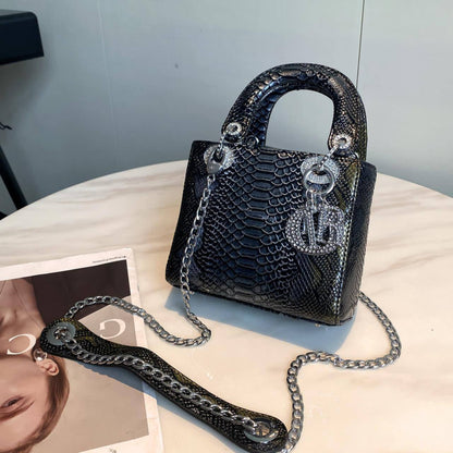 Dior
Best quality 
with box’s 
🎁🎁🎁

120 dhs🪙🖤
size 18cm

Zain158
♥️♥️♥️