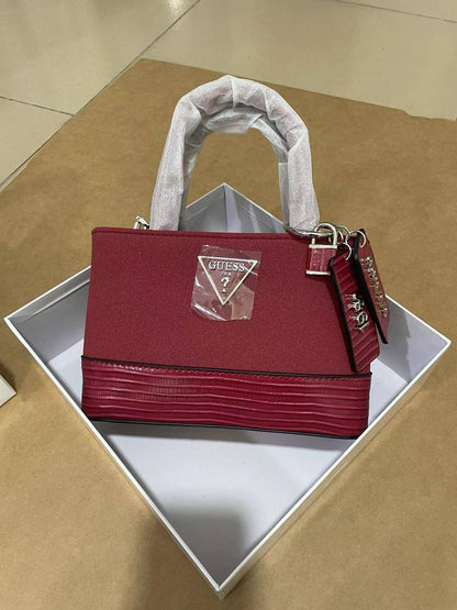 Guess
Best quality 

with box’s 
🎁🎁🎁

95 dhs🪙🖤
size 20cm

Zain158
♥️♥️♥️