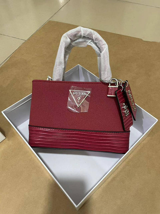 Guess
Best quality 

with box’s 
🎁🎁🎁

95 dhs🪙🖤
size 20cm

Zain158
♥️♥️♥️