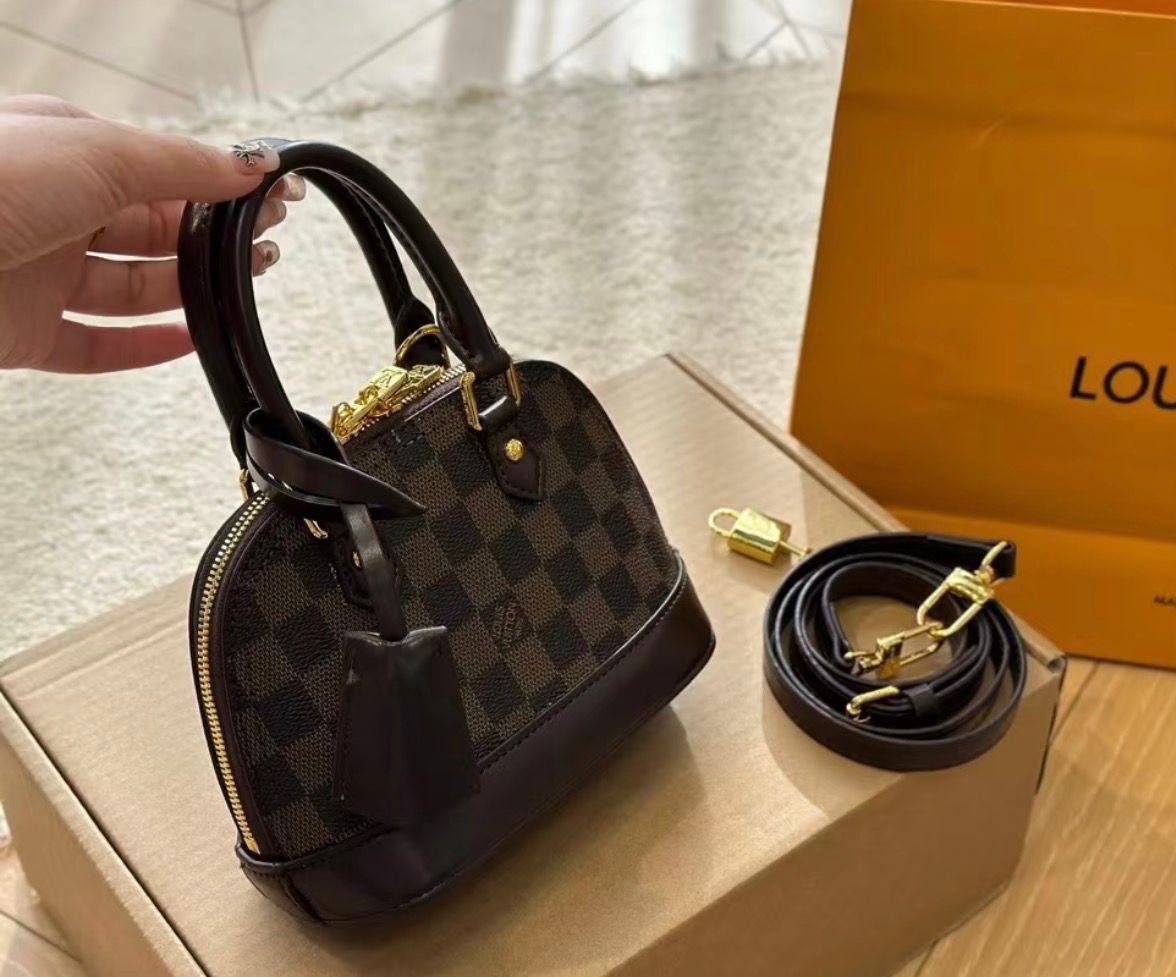 LV
100 dhs💓
SIZE：25cm
High-quality in box🎁

Zain35
♥️♥️♥️