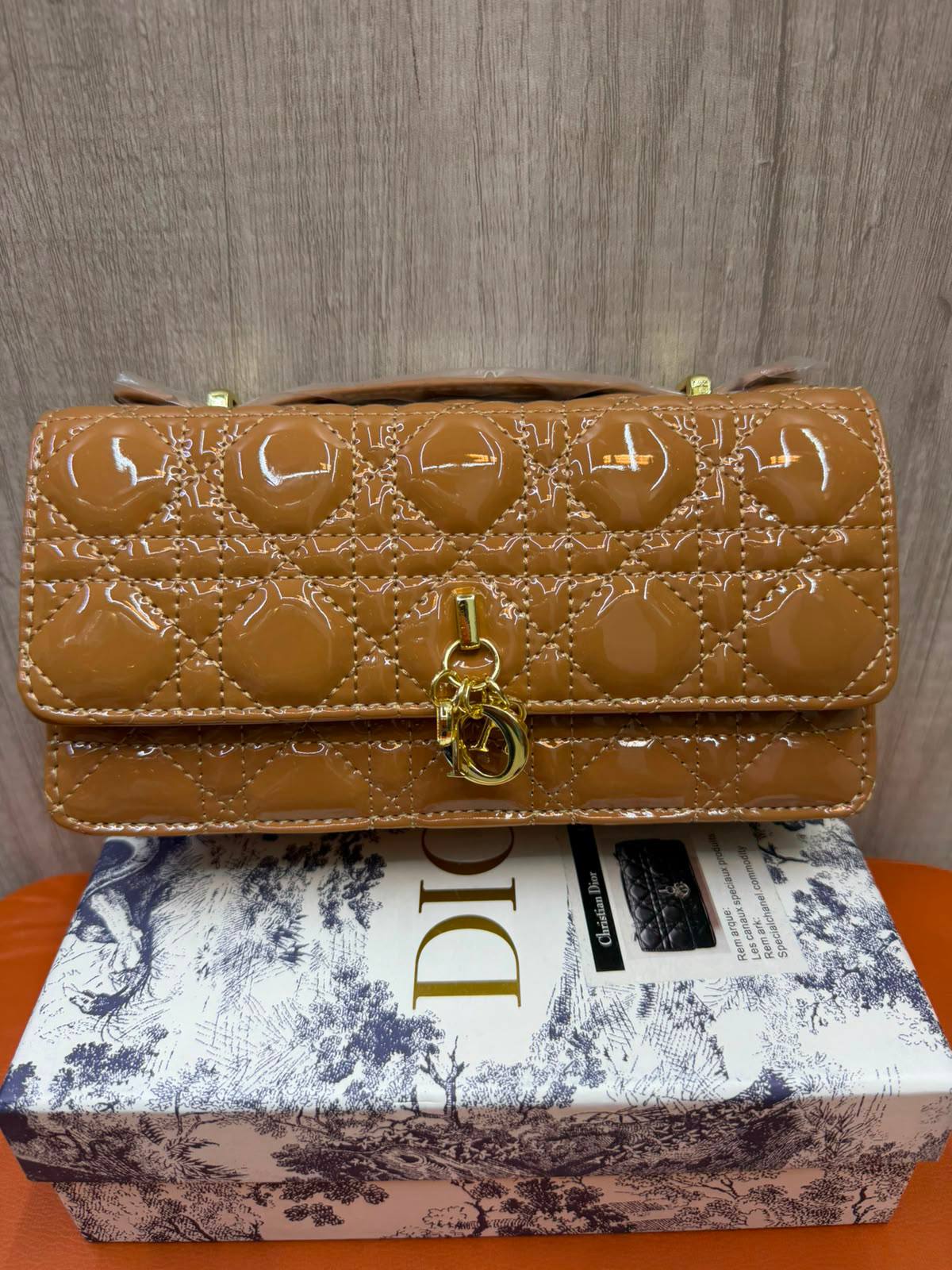 DIOR

Size  20cm

Withbox

110 dhs✅

Zain04
♥️♥️♥️