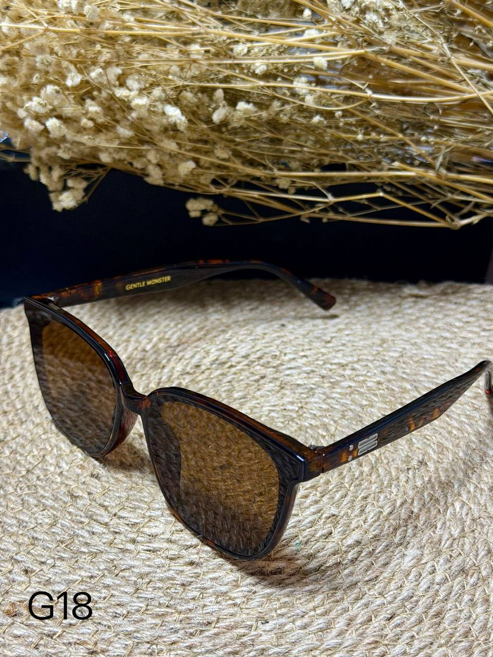 GENTLE Monster 👿*
Sunglasses 🕶️ 
Copy one 1️⃣ 
With master box 🗃️ 
50 dhs💓

Zain216
♥️♥️♥️