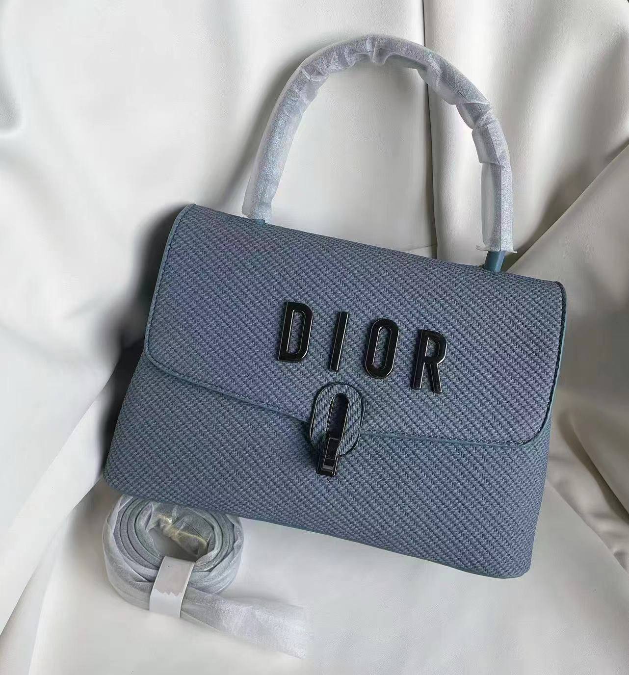 Dior
115 dhs❣️

Zain177
♥️♥️♥️