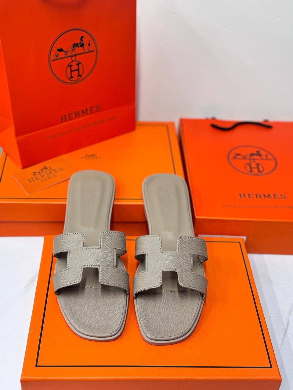 HERMES 
90 dhs✅
Size 36-41

Zain21
♥️♥️♥️