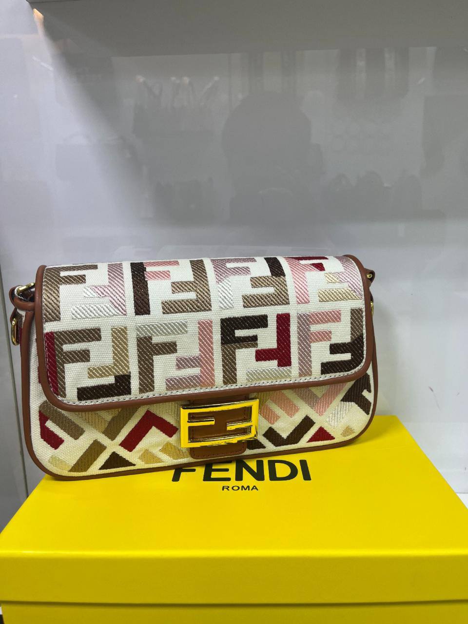 Fendi
Best quality

With box’s
🎁🎁🎁

120 dhs❤️
size 26cm

Zain158
♥️♥️♥️