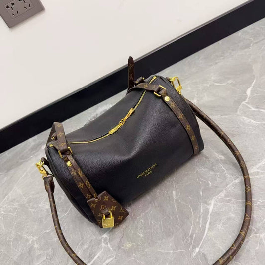 LV 
Master
Size 25cm 
170 dhs🪙🌨️

Zain132
♥️♥️♥️