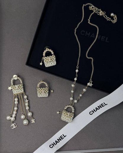 *CHANEL* 🤍
↗️ *Super Master Quality ®️*
* *New Collection*
* Necklace, Earrings & Brooch
*With Normal Box*
Full Set with *Normal* Box
 *365 dhs❣️*
Full set with *Original* Box
 *310 dhs❣️*

Zain209
♥️♥️♥️